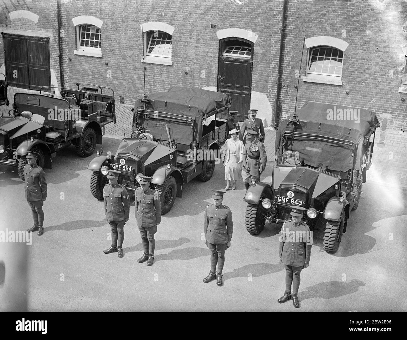 Die Königin inspizierte gepanzerte Autos, als sie einen informellen Besuch machte, und inspizierte die Buchten der Königin, deren Oberst sie in der Williams-Kaserne in Aldershot ist. Das Regiment ist jetzt mechanisiert und ist eine leichte Panzerleiche. 24 Juli 1937 Stockfoto