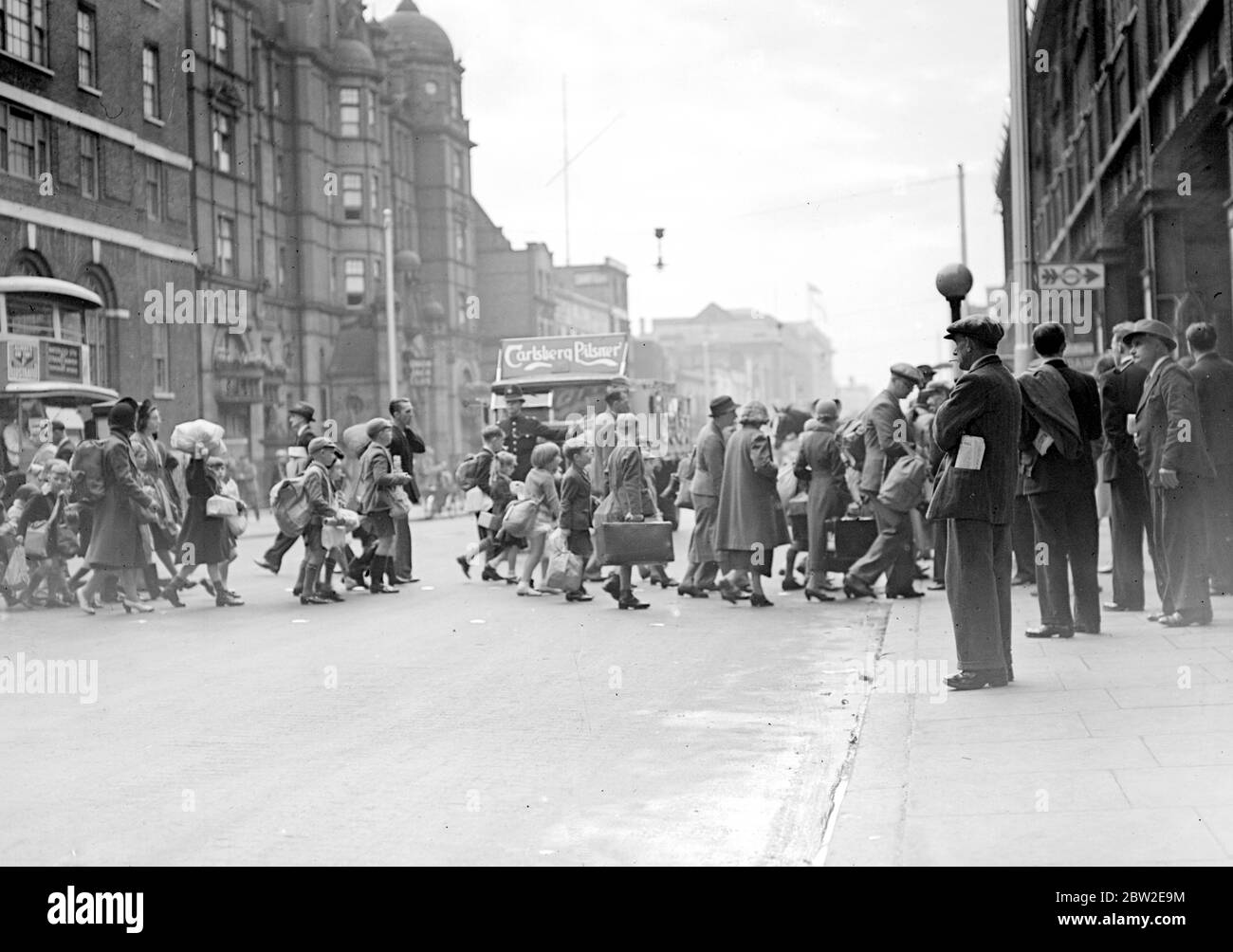 Kriegskrise, 1939. Die Vorkehrungen für Luftangriff der zweite Weltkrieg begann, und Evakuierte, wie diese in diesem Bild, begannen aus London für die Sicherheit des Landes auszuströmen. Mit Gasmasken-Koffern, Gepäckaufkleber, die sie identifizieren, an ihrer Kleidung befestigt, war es für einige von ihnen ein großes Abenteuer, denn viele von ihnen hatten ihr Zuhause nie verlassen, oder sogar London vorher. September 1939 Stockfoto
