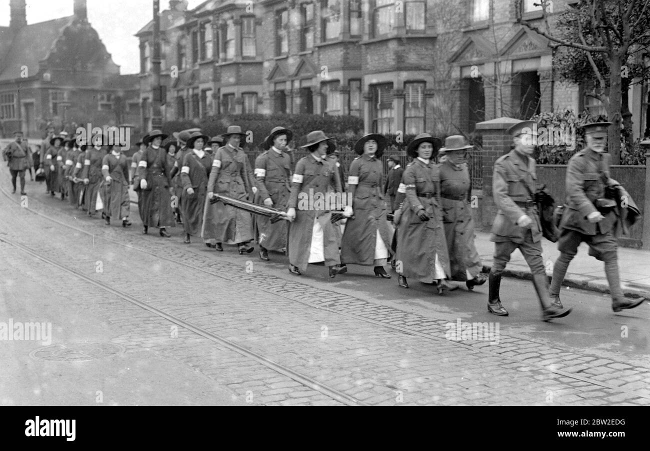 Eine Gruppe von Frauen Ambulance Arbeiter verbringen ihre Osterferien auf dem marsch. 1914-1918 Stockfoto