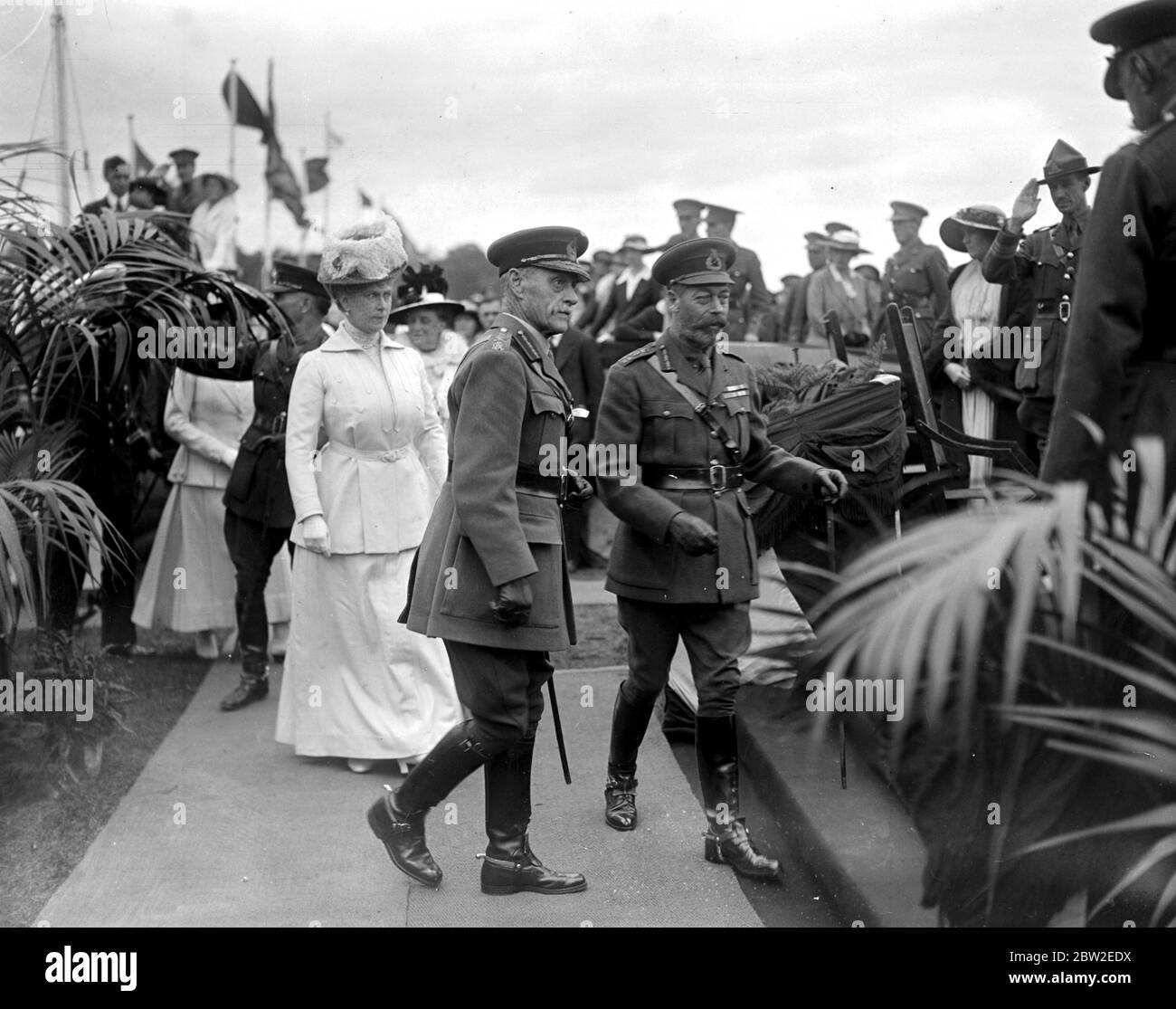Die Royal besucht Militärsport und Fete in Aldershot. Der König und die Königin werden von General Sir Archibald Hunter zum königlichen Stand geführt. 25. August 1917 George V und Königin Mary Stockfoto