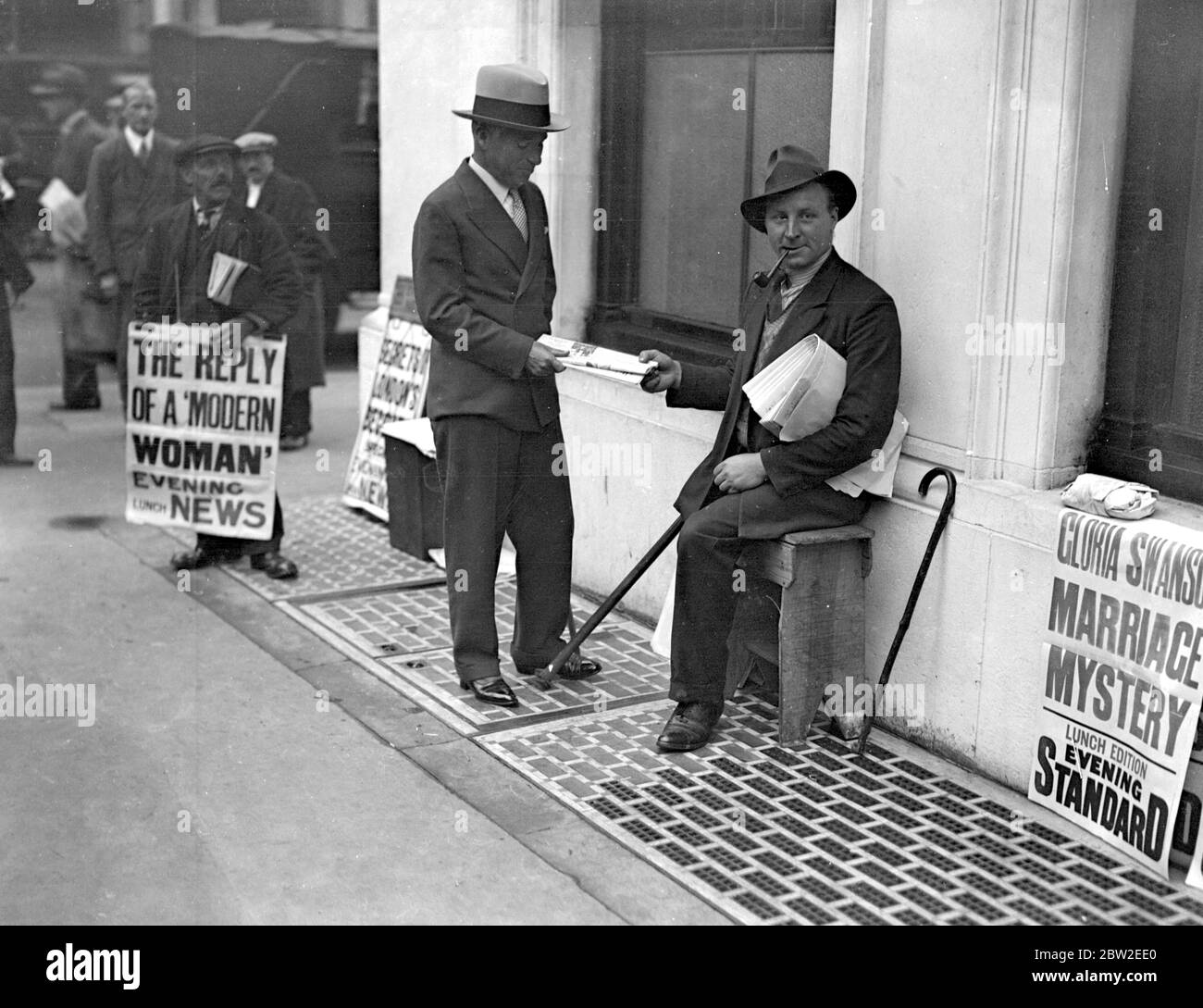 London Zeichen und Typen. Die Zeitungsverkäufer (Charles Chaplin als Kunde). 18. September 1931 Stockfoto