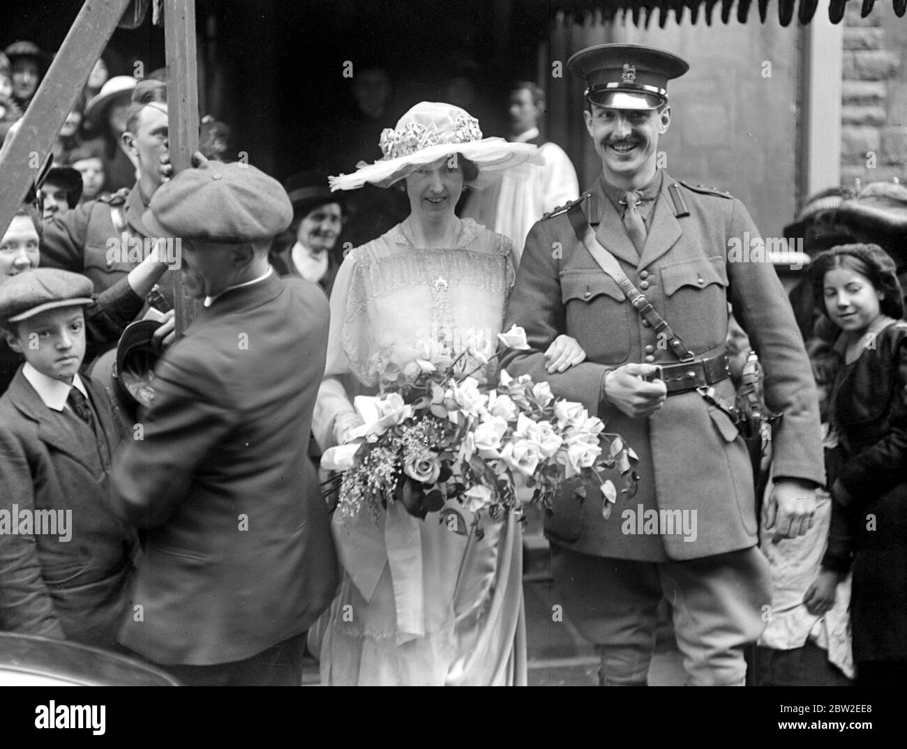 Hochzeit von Lady Ninian Crichton Stuart und Capt. A. Maule Ramsay in der St. James Church, Spanish Place, London. 30. April 1917 Stockfoto