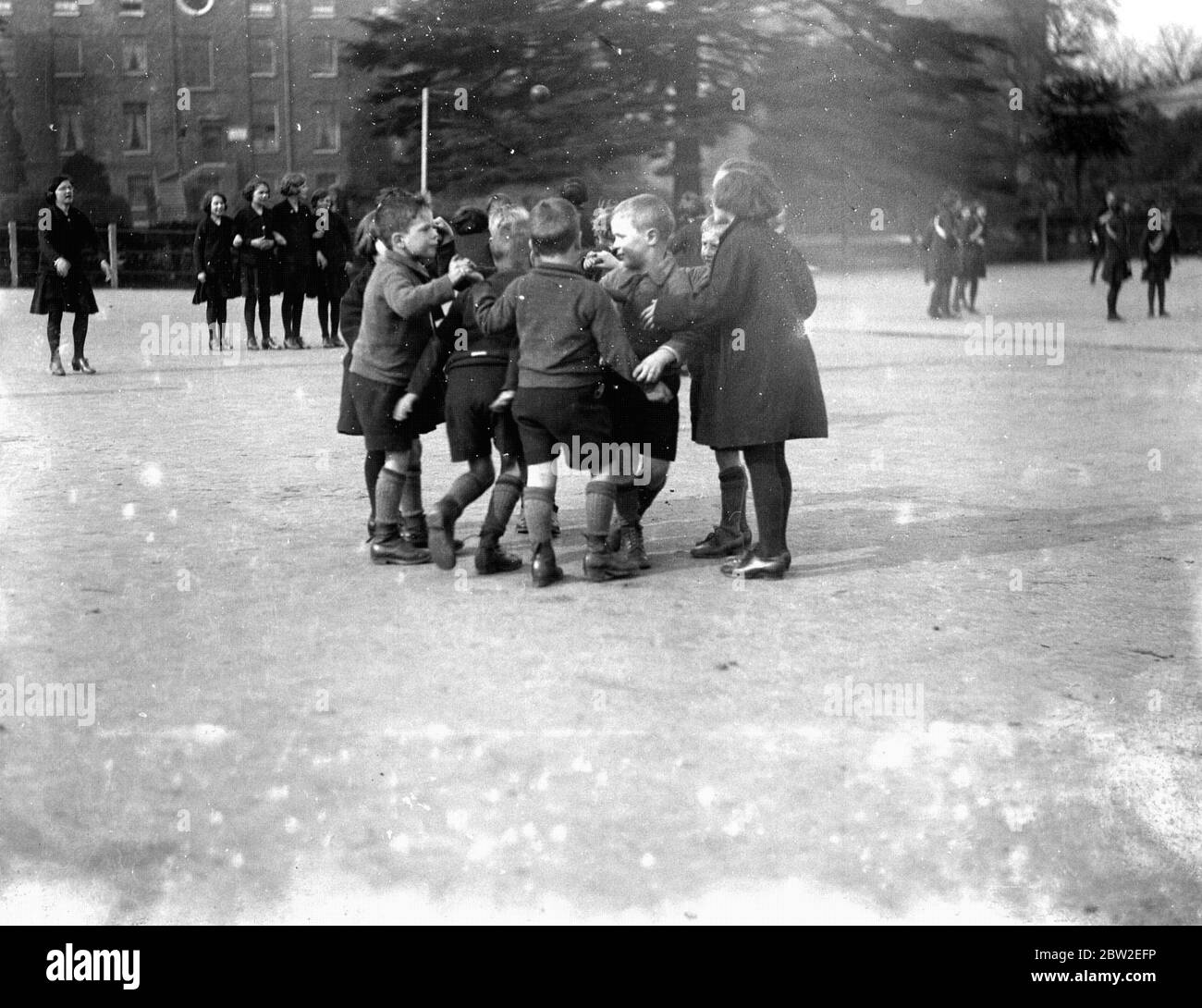 Kleine Schüler spielen Ring der Rosen.1933 Stockfoto