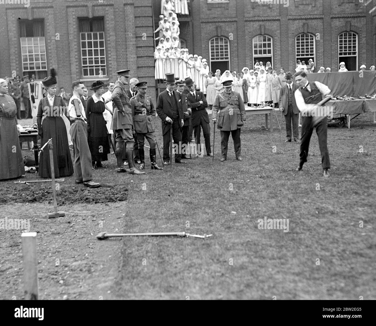 Royal Besuch in Roehampton Hospital, wo Soldaten verloren Gliedmaßen durch mechanische ersetzt werden. Swinging Cricket Fledermaus. 30 Juli 1918 Stockfoto