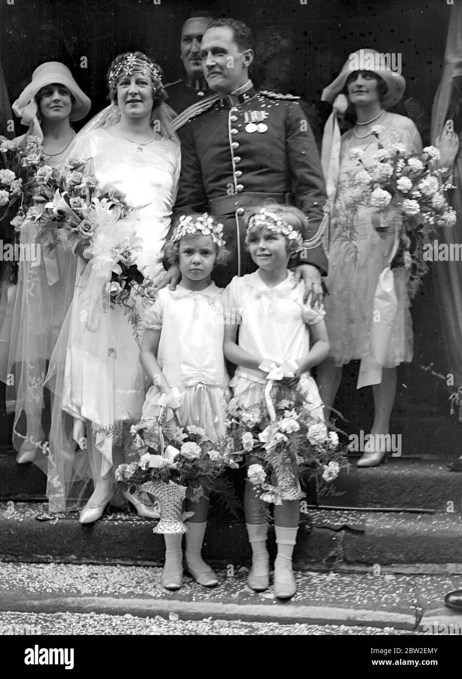 Die Hochzeit von Kapitän A.C. Giles, ( Royal Warwickshire Regiment ) an Miss Evelyn Drewe ( Schauspielerin) in der St. George's Church , Hanover Square, London. September 1927 Stockfoto