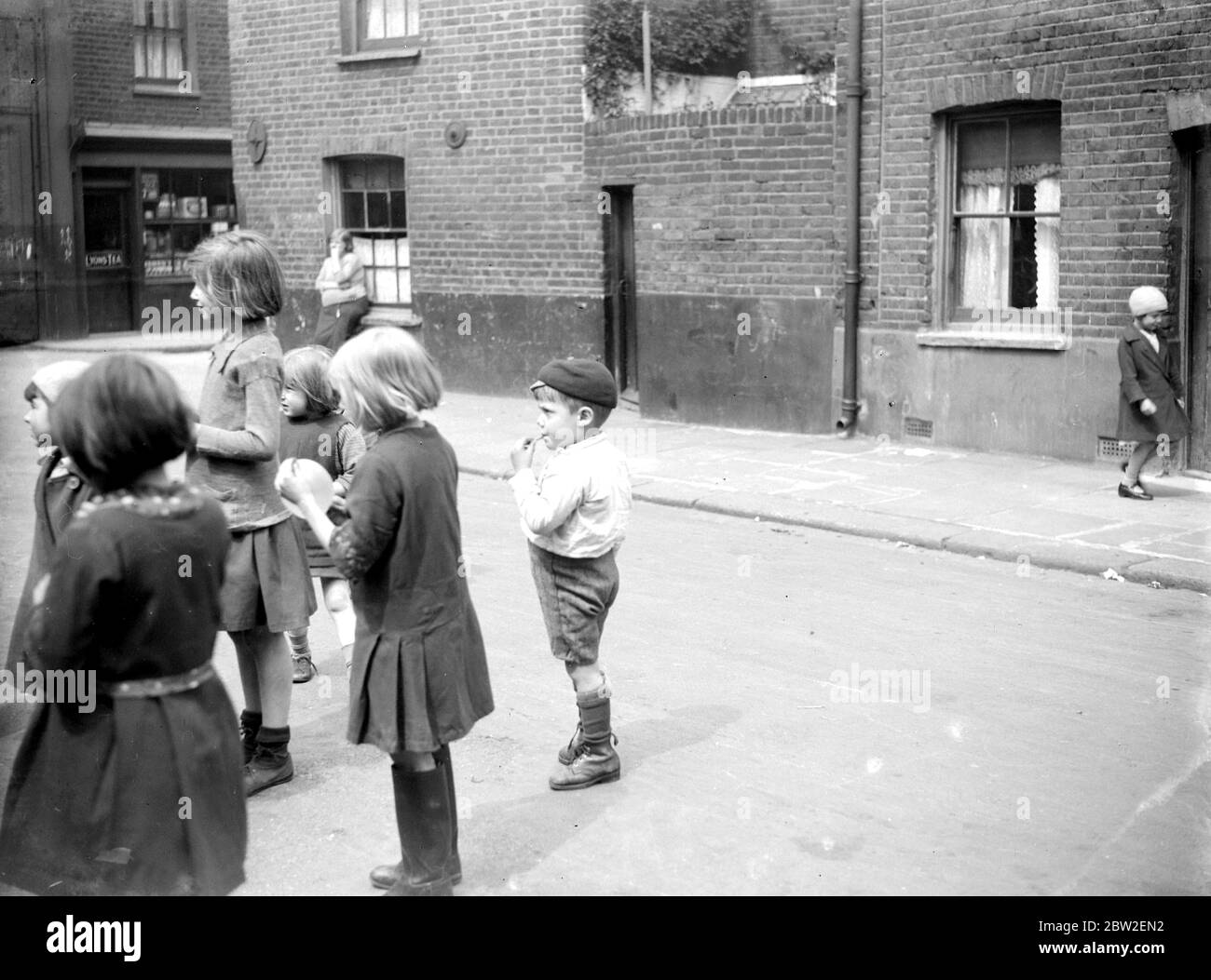 Gruppe von Kindern auf der Straße mit Toffee-Äpfeln. 1933 Stockfoto