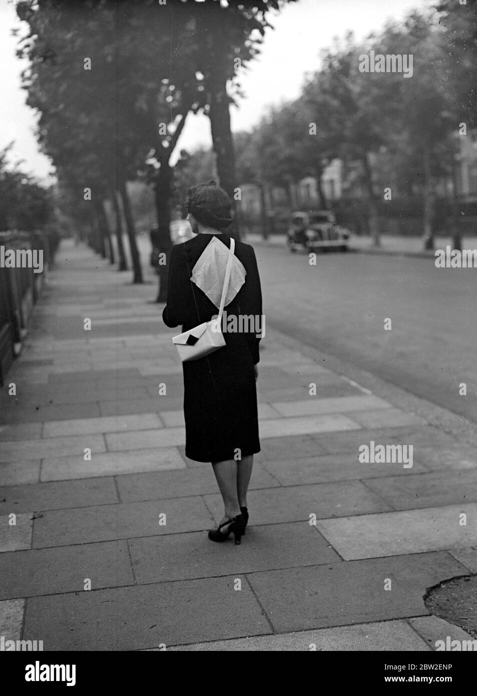 Kriegskrise, 1939. Air RAID Vorsichtsmaßnahmen Weiße Gasmasken Fall und Patch auf der Rückseite der Fußgänger Mantel. 13. September 1939 Stockfoto