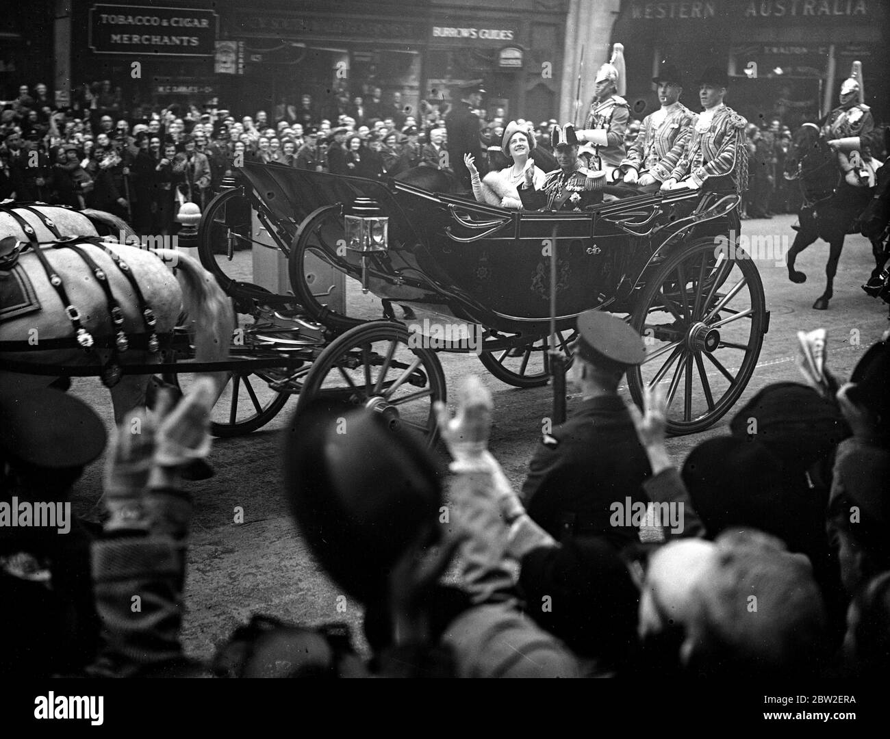 Die Königliche Tour durch Kanada und die USA von König George VI und Königin Elizabeth , 1939 . König und Königin feierten den ersten Tag ihrer Rückkehr durch die Teilnahme an einem offiziellen Mittagessen in der Guildhall , London , Großbritannien . Der König und die Königin fahren durch den Strand . Stockfoto