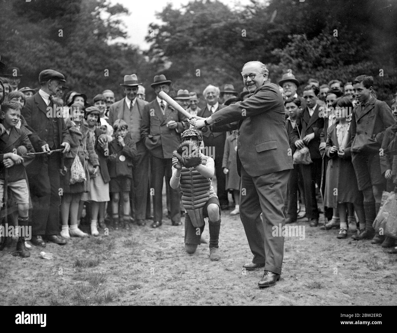 Sir Kingsley Wood (Gesundheitsminister) versucht sich beim Ballspiel beim Ausflug des Frest Air Fund in Epping Forest. 17 Juni 1937 Stockfoto