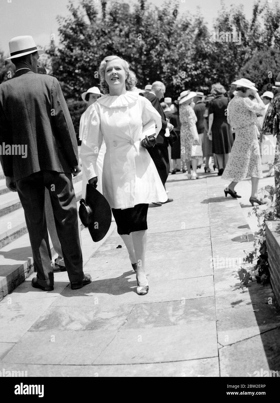 Die Königliche Tour durch Kanada und die USA von König George VI und Königin Elizabeth , 1939 Flora Le Breton , die britische Bühne und Screen-Star , trägt ein auffallendes schwarz-weiß-Outfit mit großen schwarzen Hut , Schwarze Spitzenhandschuhe und schwarze und weiße Schuhe auf dem Gelände der britischen Botschaft in Washington, USA, während der Gartenparty für den König und die Königin statt. Stockfoto