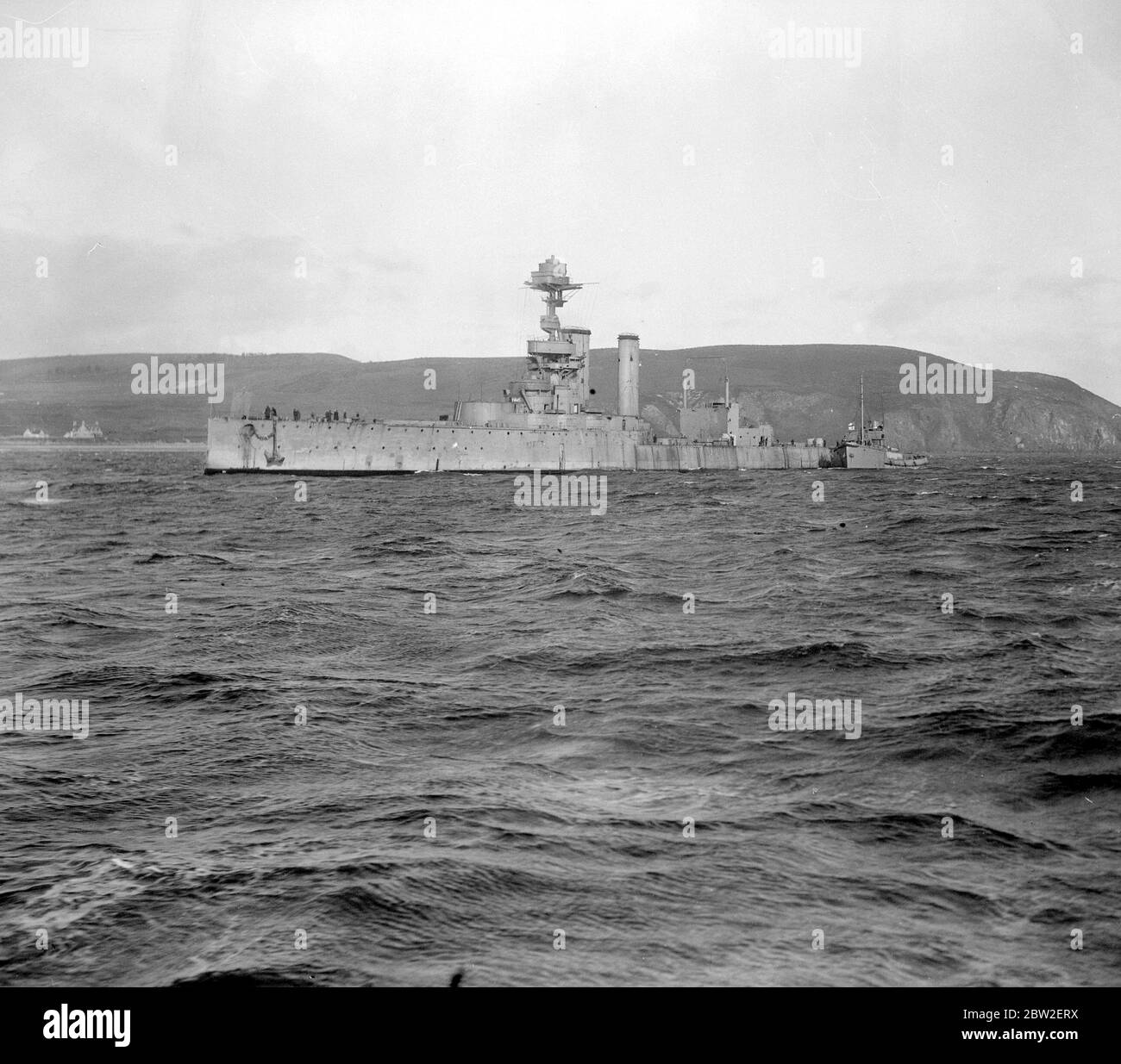 Die atlantische Flotte bei Moray Firth. Altes Dreadnought Centurion wird jetzt als Zielschiff verwendet. Sie wird von der Distroyer Shikari (von der Seite gesehen) aus einer Entfernung von 2 bis 3 Meilen drahtlos gesteuert. 1928 Stockfoto