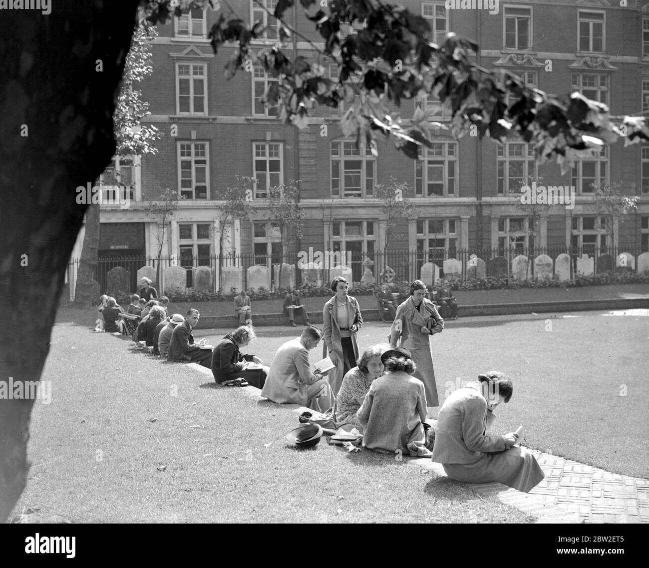Ein Mittagessen einstündige Pause im Savoy Chapel Garden. 11. September 1936 Stockfoto