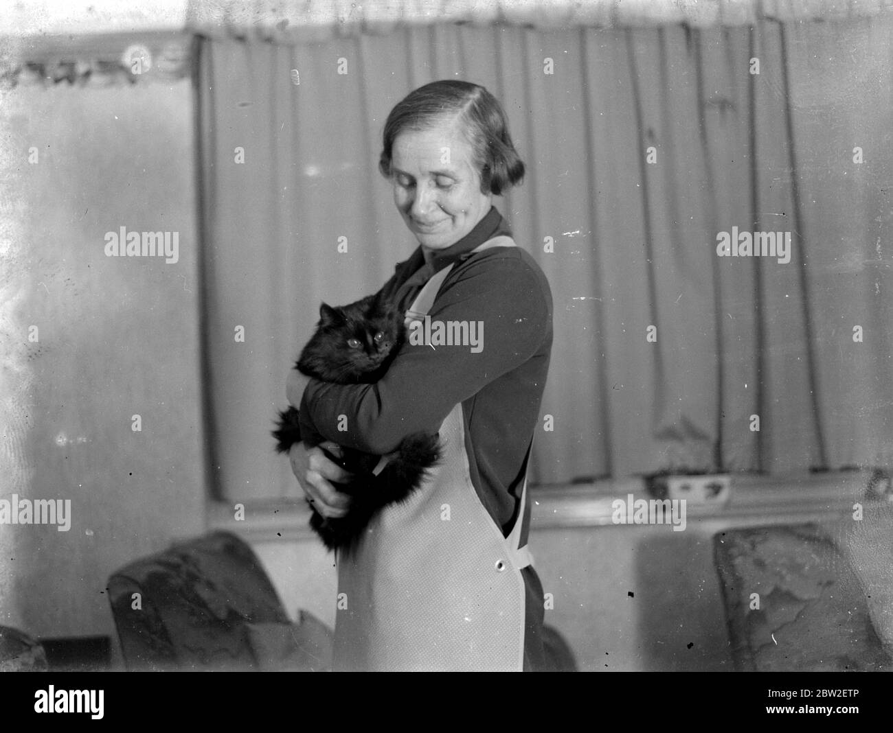 Miss Marshall hält eine schwarze Katze. 1933 Stockfoto