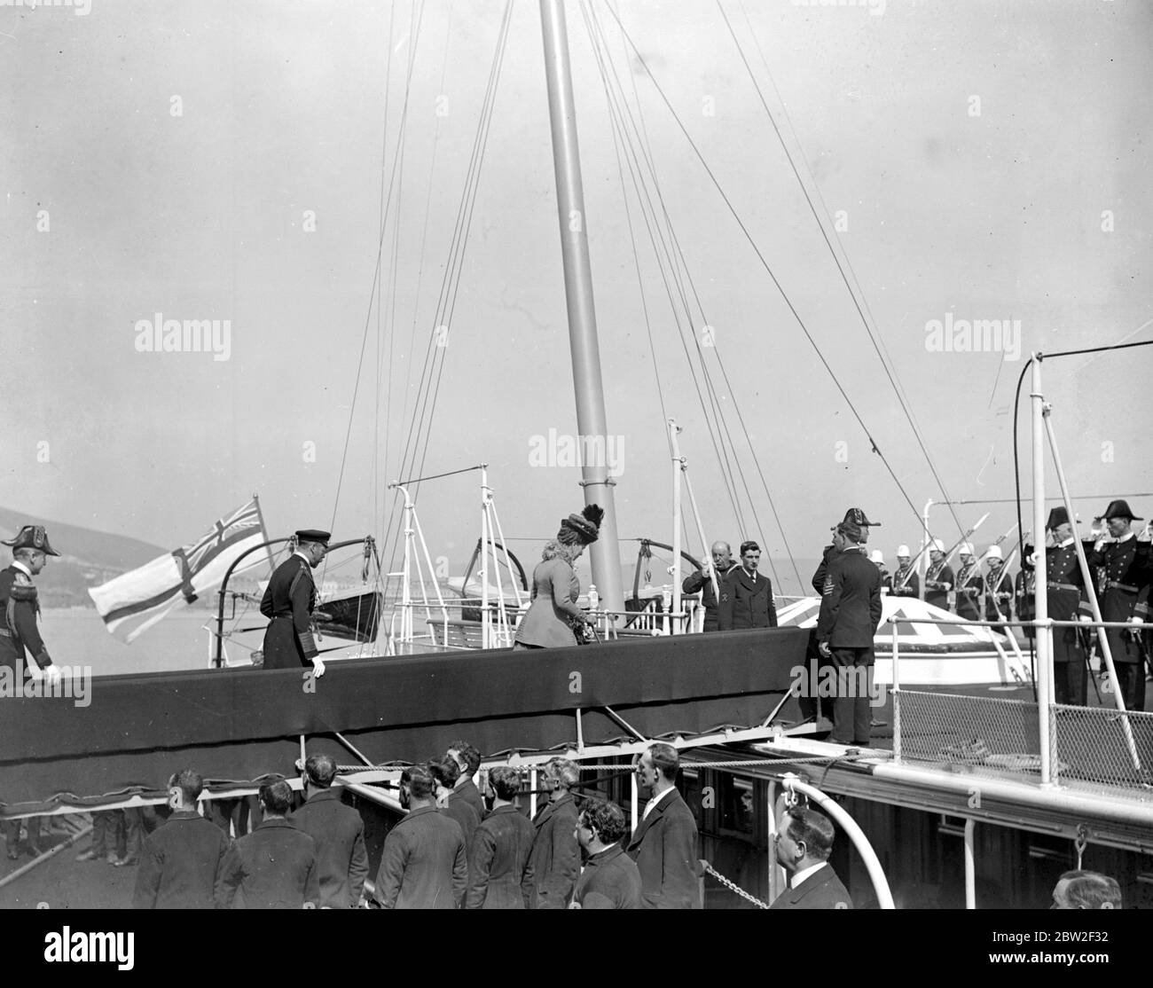 König George und Königin Mary verlassen Dover nach Paris. Ihre Majestäten an Bord der Royal Yacht. Stockfoto