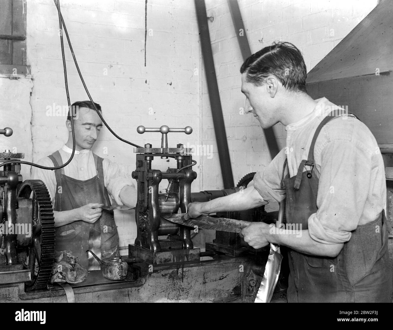 Schlagen Des Goldblatts . Die Kunst des Schlagen von feinem Blattgold bestand vor 4,000 Jahren und viele der Schätze von luxor sind mit herrlichen Exemplaren des Handwerks verziert. Heute wird die Kunst des Schlagen von Blattgold von den Herren G. M. zur Perfektion gebracht Whiley, Whitfield St. Tottenham CT RD, die das Geschäft seit Jahren weitergeführt haben. Die Bar wird in einem feinen Band 1 1/4 Zoll breit gerollt. 29. Januar 1923 Stockfoto