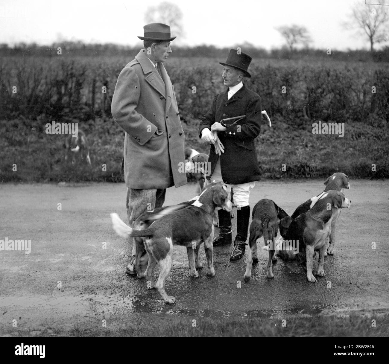 Treffen des Middleton in Low Catton. Lord Irwin, der Meister, links, und Mr. R. Lund, EIN ehemaliger Sekretär der Jagd. 18. November 1933 Stockfoto