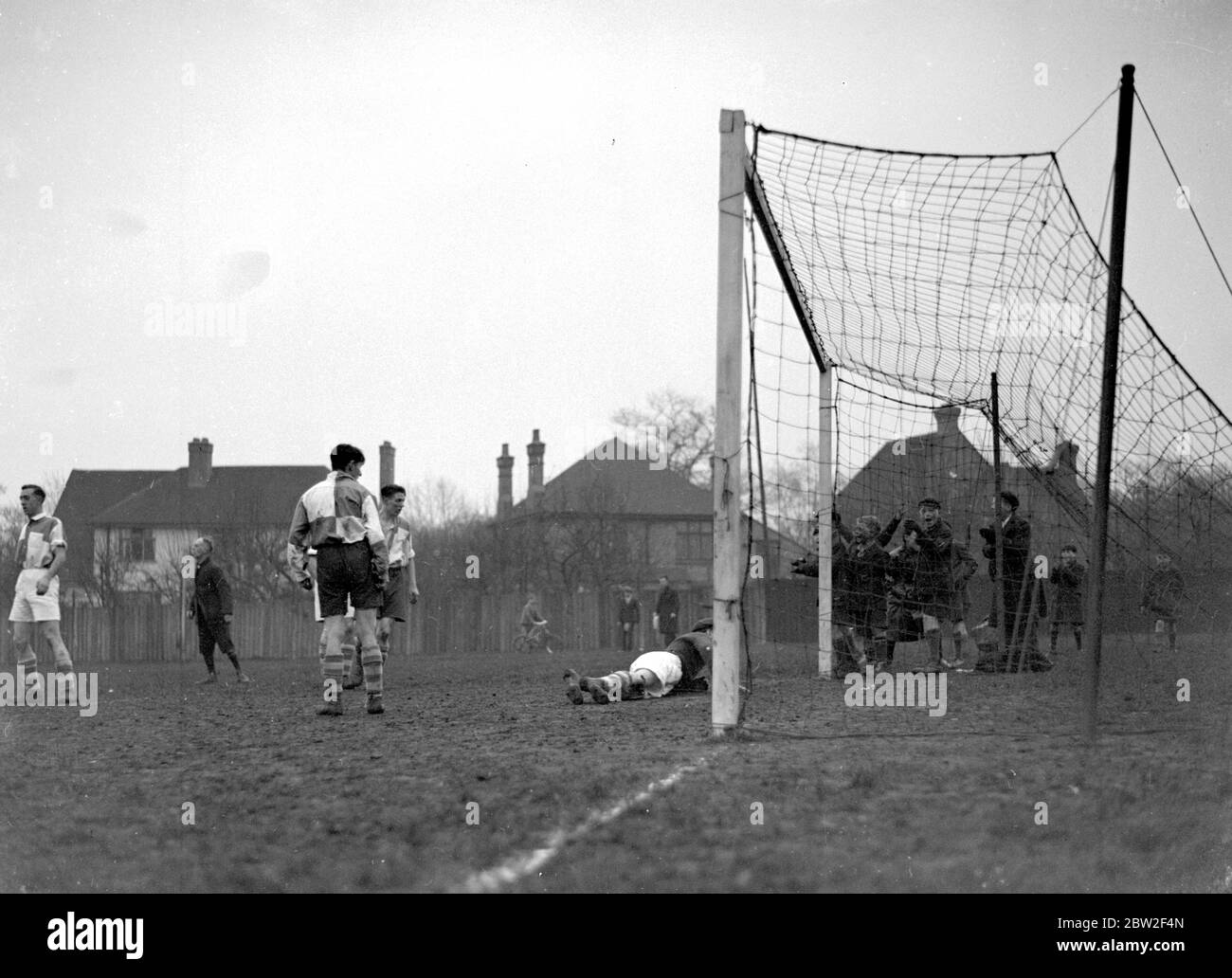 Longlands V Holm St Fußballspiel. Ziel! 1934 Stockfoto