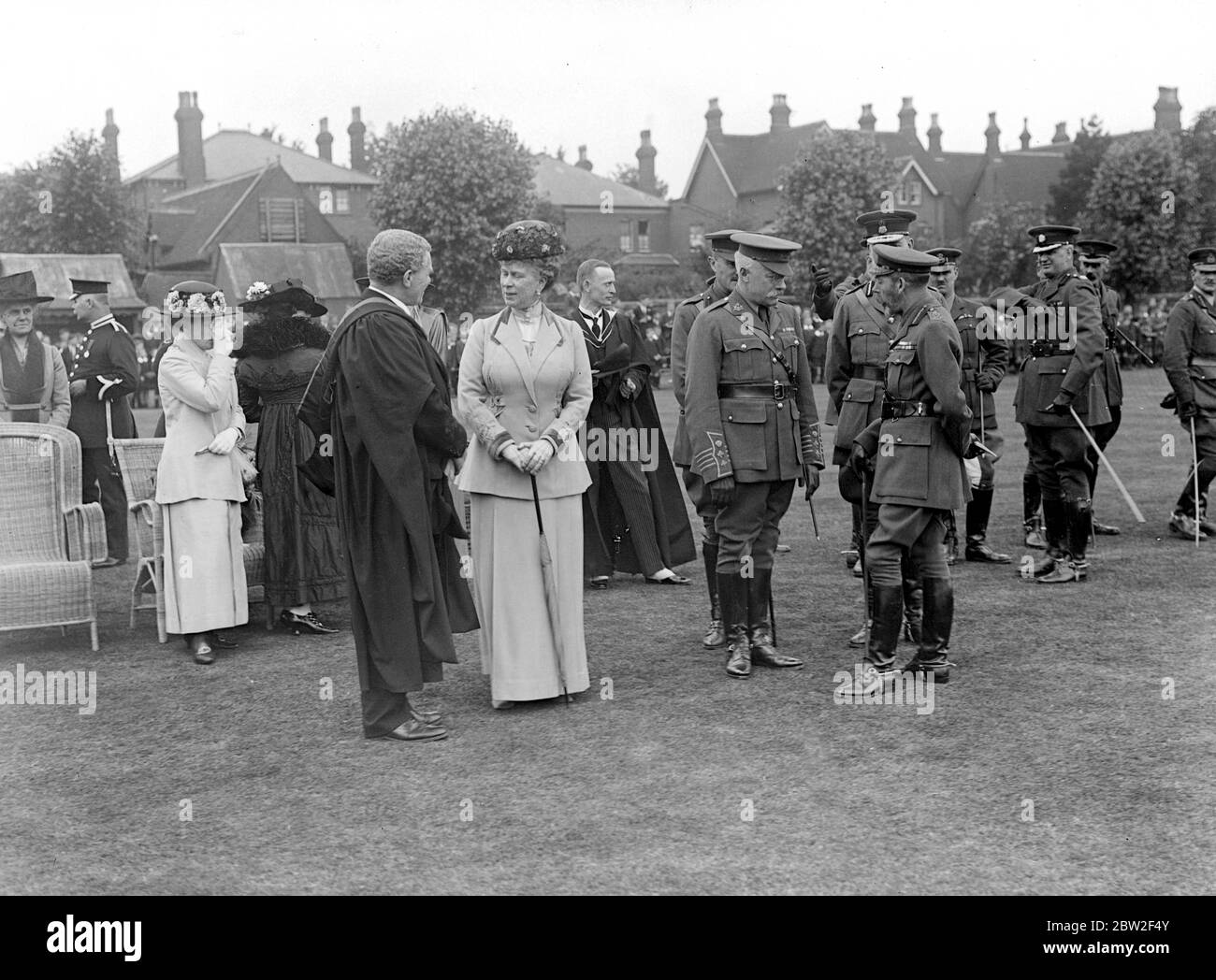 Königlicher Besuch in Bedford. Königin im Gespräch mit dem Schulleiter von Bedford und der König im Gespräch mit dem Herzog von Bedford. 27 Juni 1918. Stockfoto