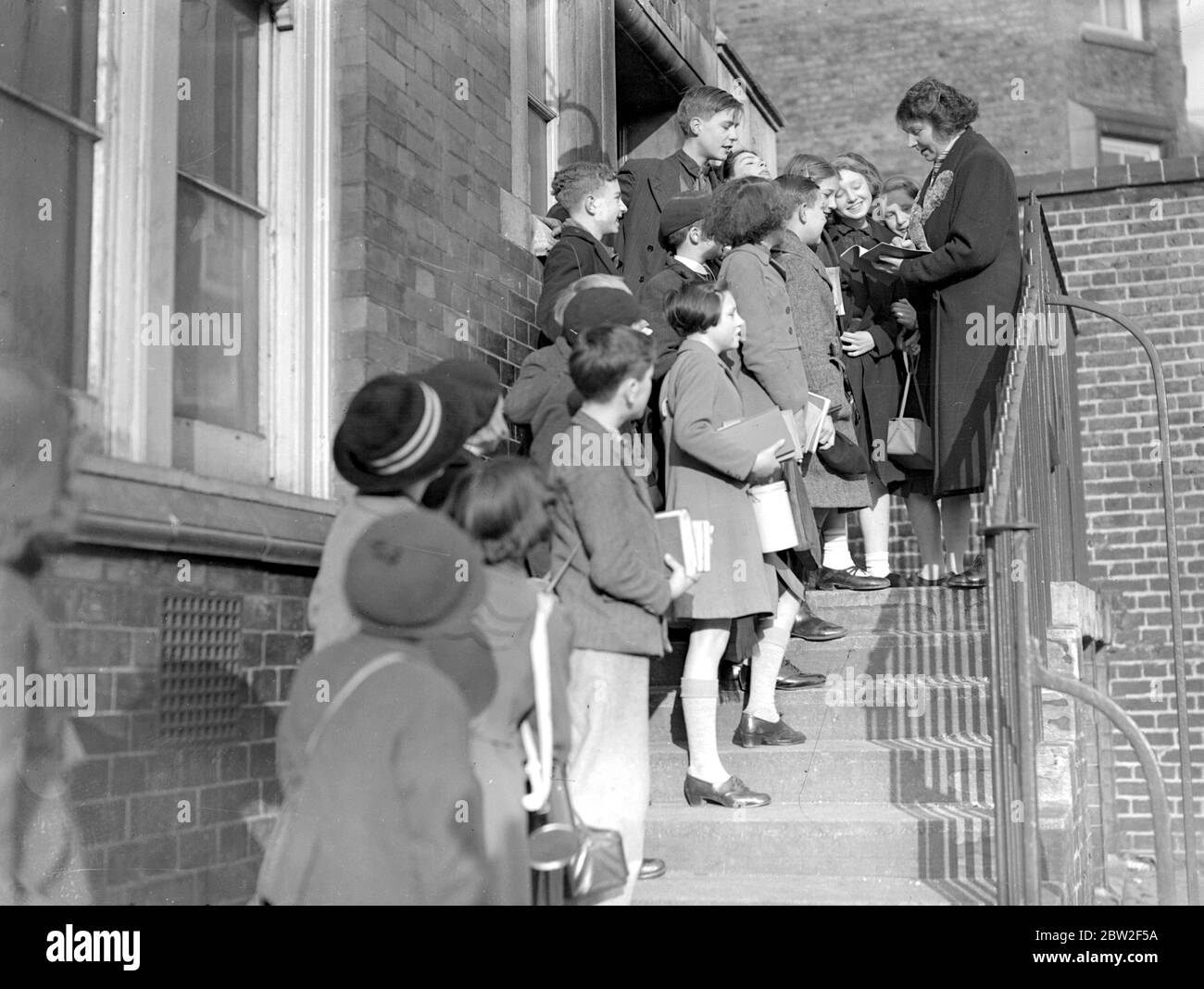Kriegskrise, 1939. Die Vorkehrungen für Luftangriff der zweite Weltkrieg begann, und Evakuierte, wie diese in diesem Bild, begannen aus London für die Sicherheit des Landes auszuströmen. Mit Gasmaskenkoffer, Gepäcketiketten, die sie identifizieren, an ihrer Kleidung befestigt, war es für einige von ihnen ein großes Abenteuer, denn viele von ihnen hatten ihr Zuhause noch nie verlassen, oder sogar London zuvor. Schüler der Hugh Myddelton School sind bereit für ihre Reise. 28. August 1939 Kinder verlassen Devon. 14 Dezember 1939 Stockfoto