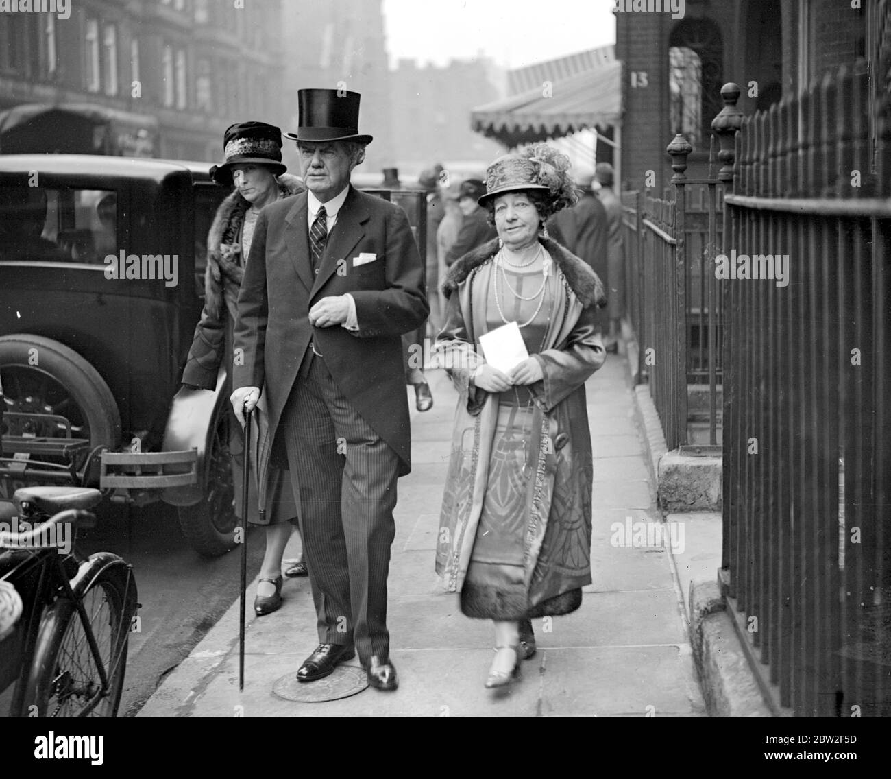 Nall-Cain: Pennyman Hochzeit in der North Audley Street von St Mark. Lord und Lady Aberconway. November 1927 Stockfoto