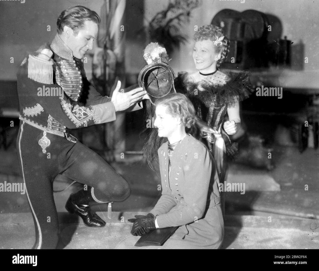 Im Ealing Film Studio, London. Griffith Jones und Anna Lee, Co., spielen in Young man's Fancy mit Miss Marjorie Mason. Cotton Queen aus Stockport (Mitte) 1. März 1939 Stockfoto