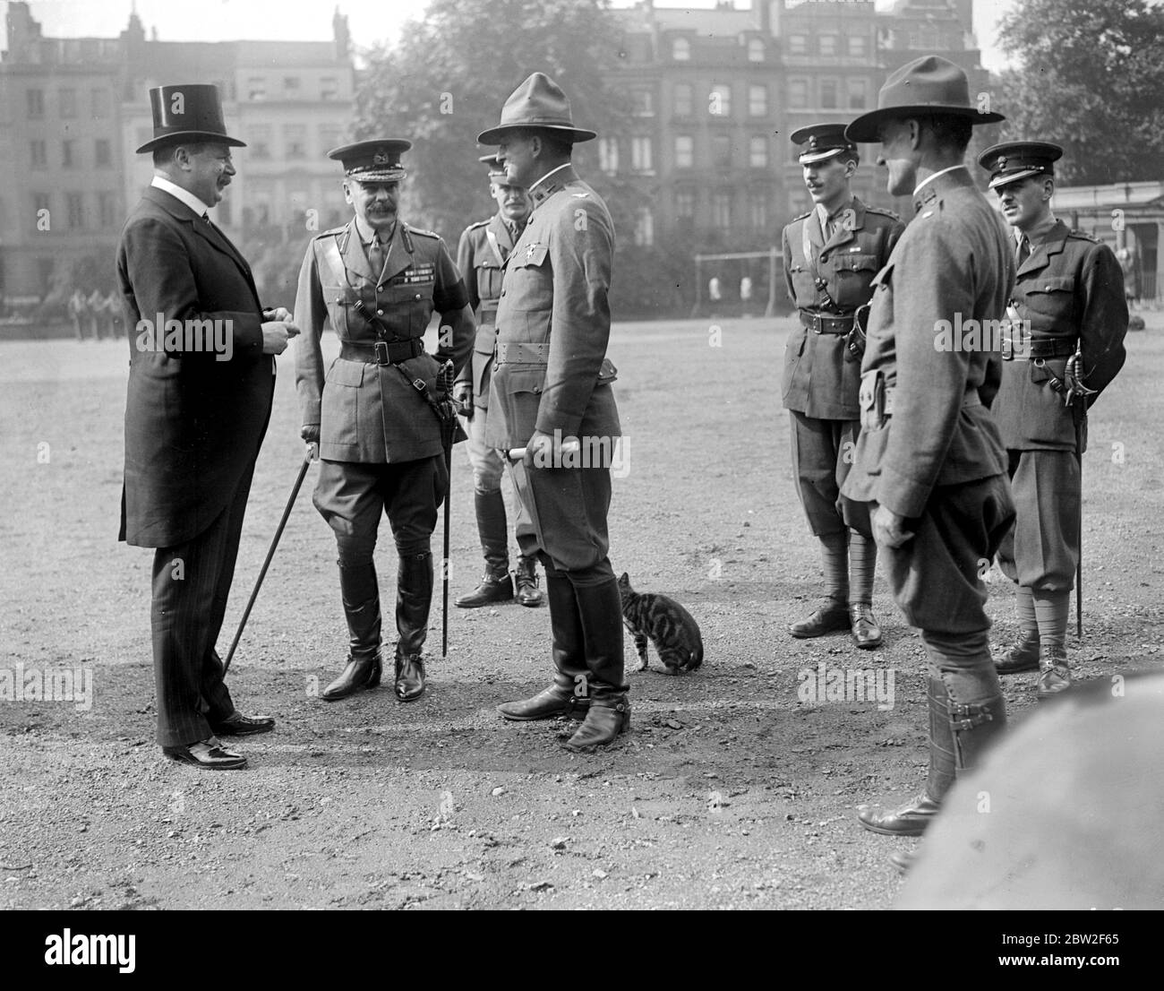 Amerikanische Truppen in London. Lord Derby spricht mit Offizieren der amerikanischen Armee in Wellington Kasernen. Bis 15. August 1917 Stockfoto
