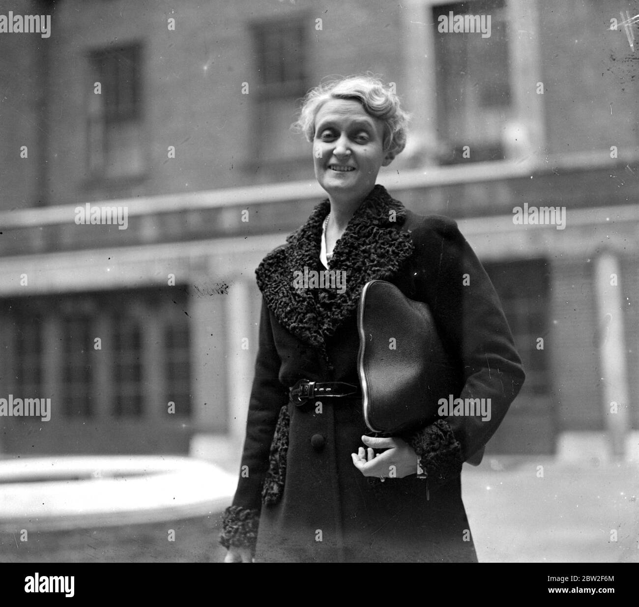 Rede im Friends House Euston Road über Essen und Freiheit für Spanien. Mme Tabouis, die berühmte politische und dipomatische Korrespondentin von L'Oeuvre. 12. November 1938 Stockfoto