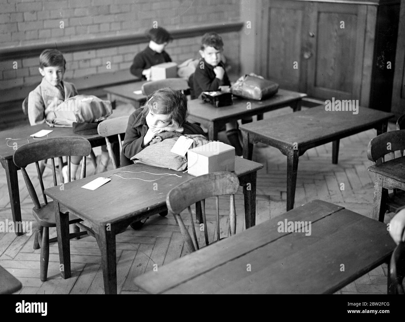 Kriegskrise, 1939. Die Vorkehrungen für Luftangriff der zweite Weltkrieg begann, und Evakuierte, wie diese in diesem Bild, begannen aus London für die Sicherheit des Landes auszuströmen. Mit Gasmaskenkoffer, Gepäcketiketten, die sie identifizieren, an ihrer Kleidung befestigt, war es für einige von ihnen ein großes Abenteuer, denn viele von ihnen hatten ihr Zuhause noch nie verlassen, oder sogar London zuvor. Schüler der Hugh Myddelton School sind bereit für ihre Reise. Bis 28. August 1939 Stockfoto