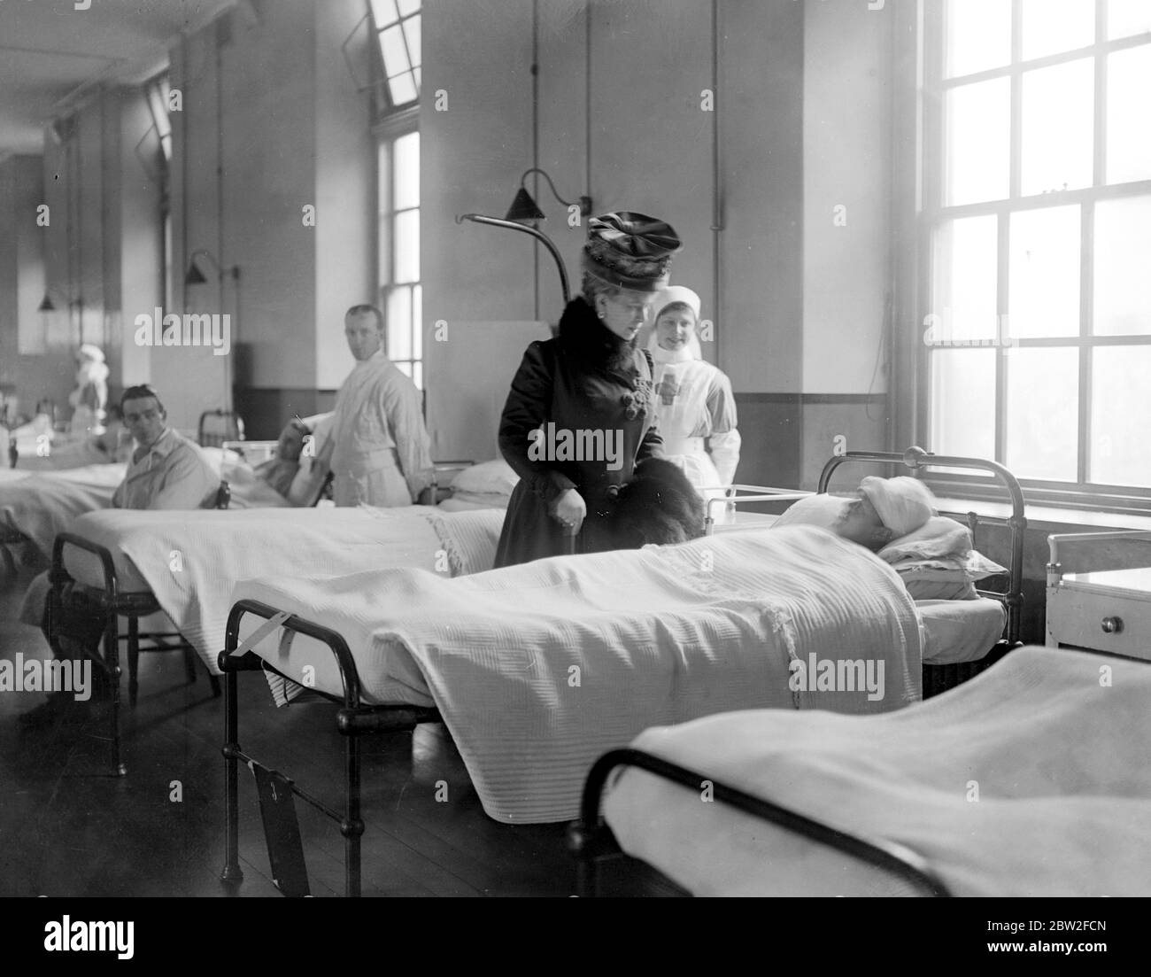 Königlicher Besuch der Verwundeten Zeebrugge-Helden im Chatham Naval Hospital. Die Königin im Gespräch mit A.B. John Rose von Th rachsüchtigen. 30. April 1918 Stockfoto