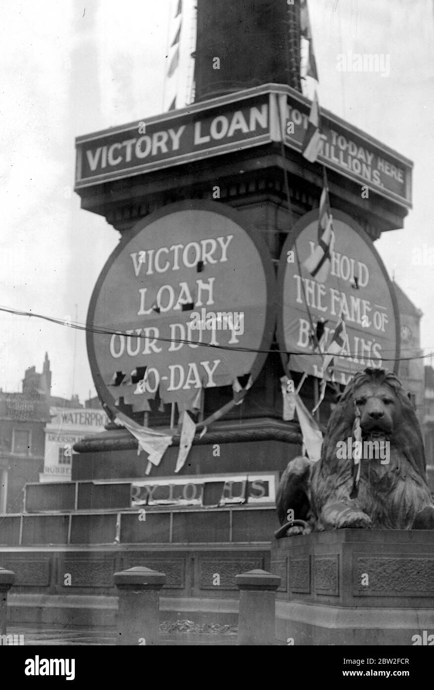 Nach Friedensfeiern. Die beschädigten Plakate auf dem Trafalgar Square. juli 1919 Stockfoto