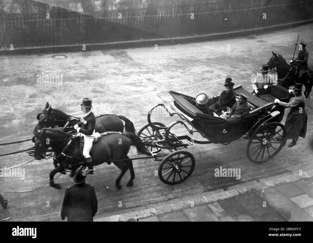 Der König besucht die City of London, um die School of Oriental Studies an der London Institution im Finsbury Circus zu eröffnen. Foto zeigt ; der König und die Königin mit der Kutsche ankommen . 23 Februar 1917 Stockfoto
