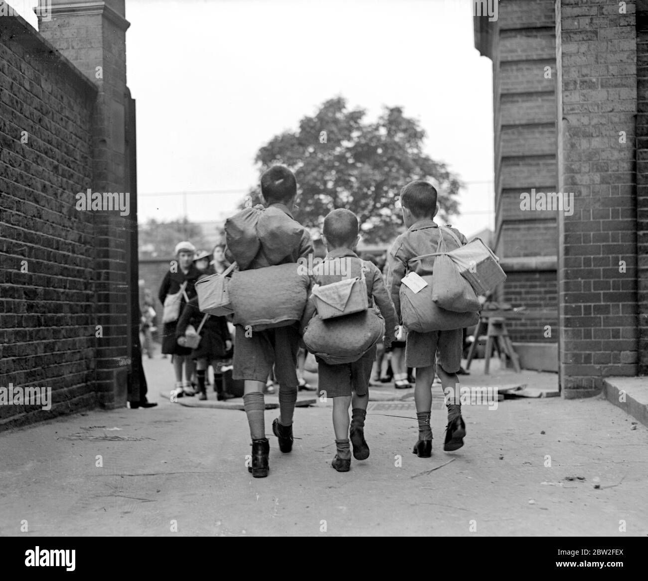 Kriegskrise, 1939. Die Vorkehrungen für Luftangriff der zweite Weltkrieg begann, und Evakuierte, wie diese in diesem Bild, begannen aus London für die Sicherheit des Landes auszuströmen. Mit Gasmasken-Koffern, Gepäckaufkleber, die sie identifizieren, an ihrer Kleidung befestigt, war es für einige von ihnen ein großes Abenteuer, denn viele von ihnen hatten ihr Zuhause nie verlassen, oder sogar London vorher. September 1939 Stockfoto