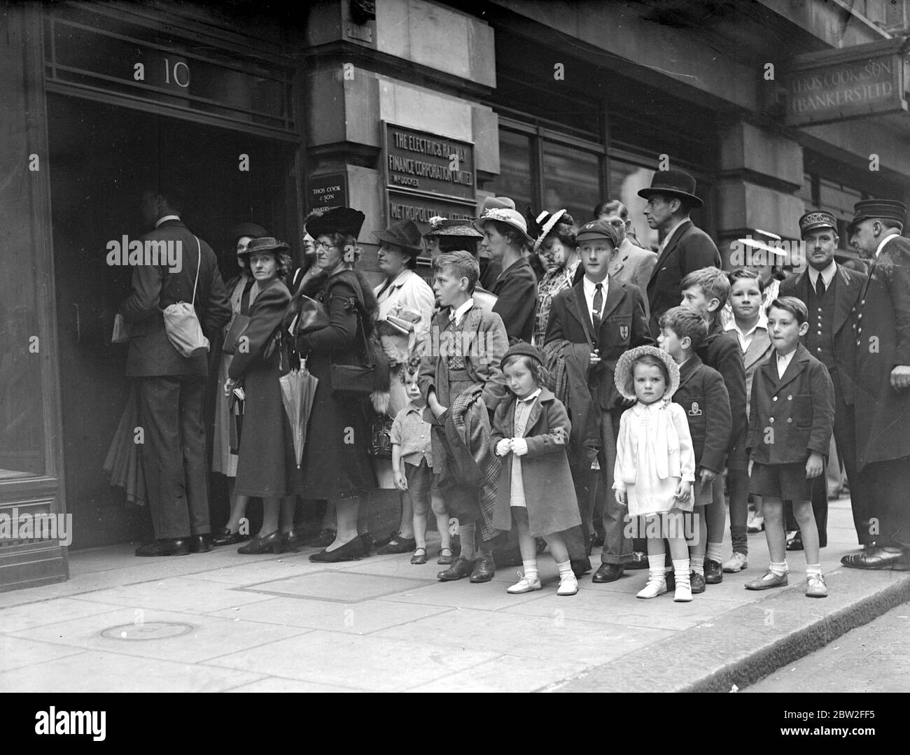 Kriegskrise, 1940 Luftangriff-Vorsichtsmaßnahmen der Schauplatz bei Thomas Cook's auf dem Berkeley Square, als Mütter und ihre Kinder als Reaktion auf das vorgeschlagene Schema für die Entsendung von Kindern nach Kanada für die Kriegszeit teilnahmen. 20 Juni 1940 Stockfoto