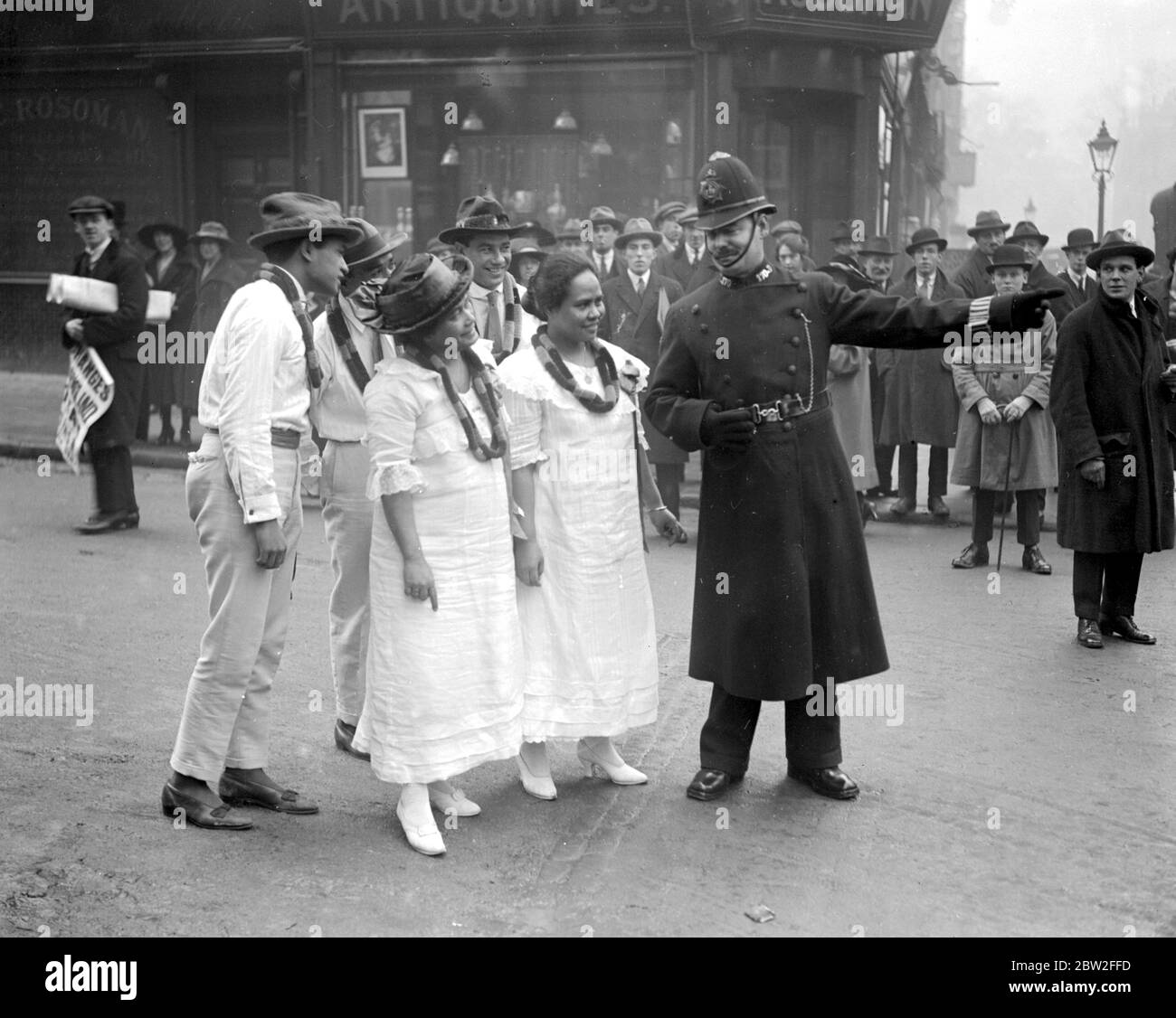 Hawaiianer in London. Ein Polizist wies sie zu Selfridge's. 28. Januar 1921 Stockfoto