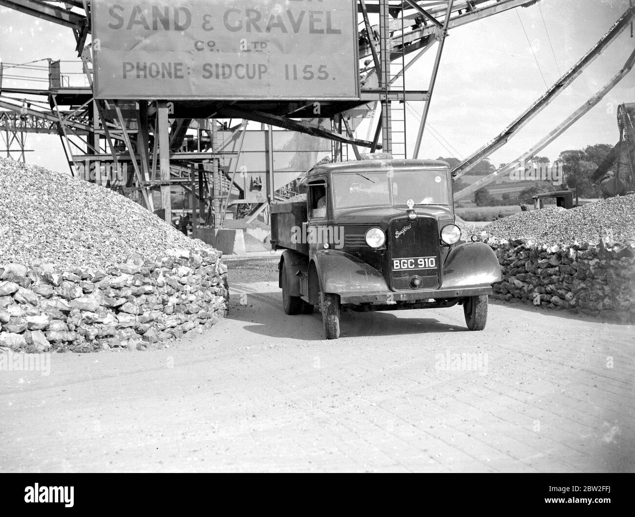3 Tonnen Bedford LKW verlässt die Sand & Gravel Co Ltd, graue Kiesgrube in Sidcup, Kent. 1934 Stockfoto