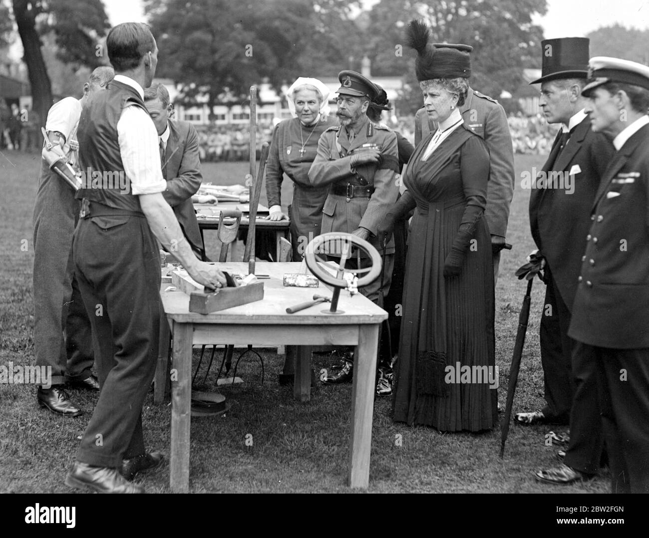 Königlicher Besuch im Roehampton Hospital, wo Soldaten verloren Gliedmaßen durch mechanische ersetzt werden. Der König stellt Fragen zu Gelenken. 30 Juli 1918 Stockfoto