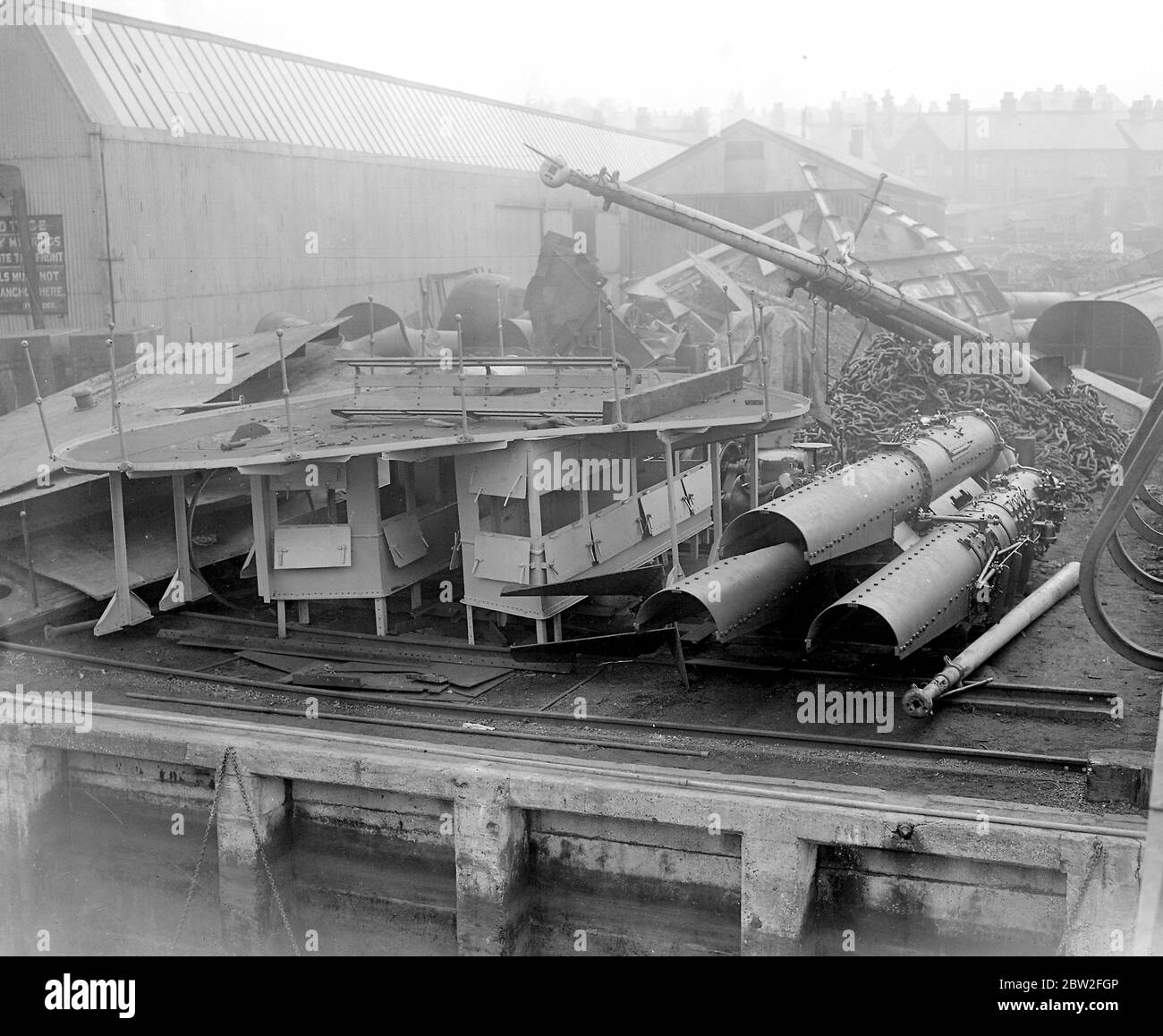 Einschlossendes K-Klasse Gunboat bei den Herren J Samuels White's Yard bei Cowes für kommerzielle Zwecke. Torpedo-Rohre usw., die entfernt wurden, um Platz für andere Dinge zu schaffen. März 1920 Stockfoto