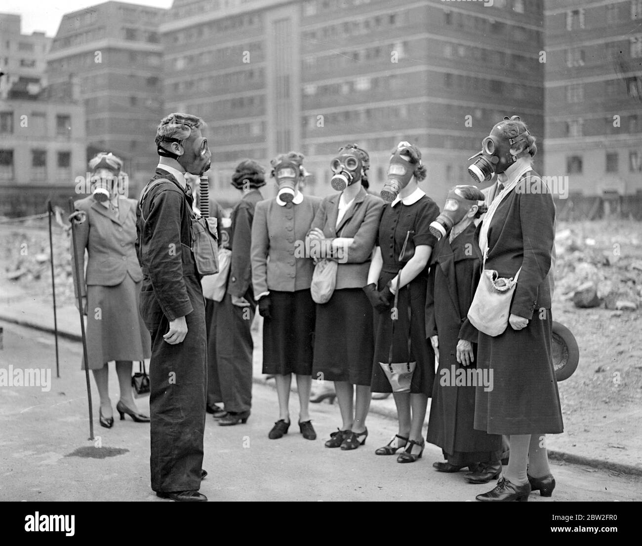 Kriegskrise, 1940. Vorsichtsmaßnahmen bei Luftangriff die Szene im Chelsea Town Hall, wo die Öffentlichkeit eingeladen wurde, die Gaskammer zu benutzen, um ihre Atemschutzgeräte zu testen. 15 Juli 1940 Stockfoto