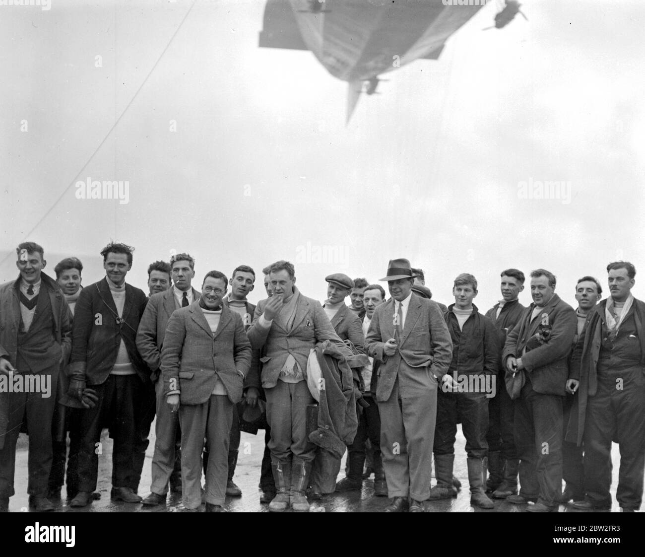 Major Scott (Holding Pipe) und Mitglieder der Crew von R.101 in Cardington nach ihrer 50-stündigen Kreuzfahrt. Stockfoto