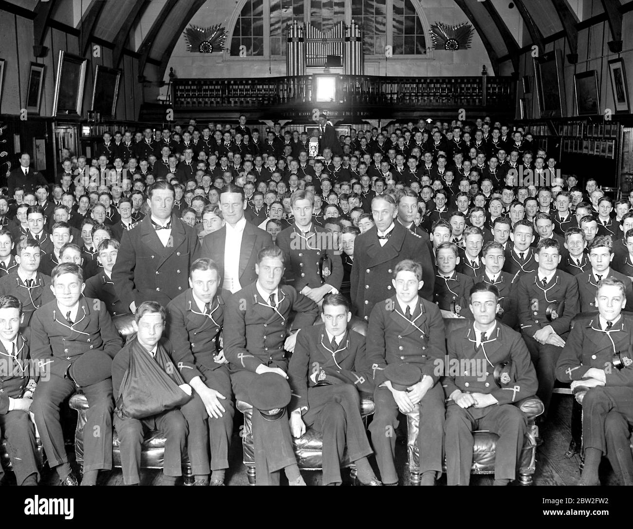 Captain Evans,D.S.O, etc. Hält Vorträge zu Kadetten in Osborne über wie wir die Meere mit Capt Talbot (Leiter von Osborne) und Commander Cowan (zweiter Kommandant) 26. Februar 1920 fotografiert haben Stockfoto