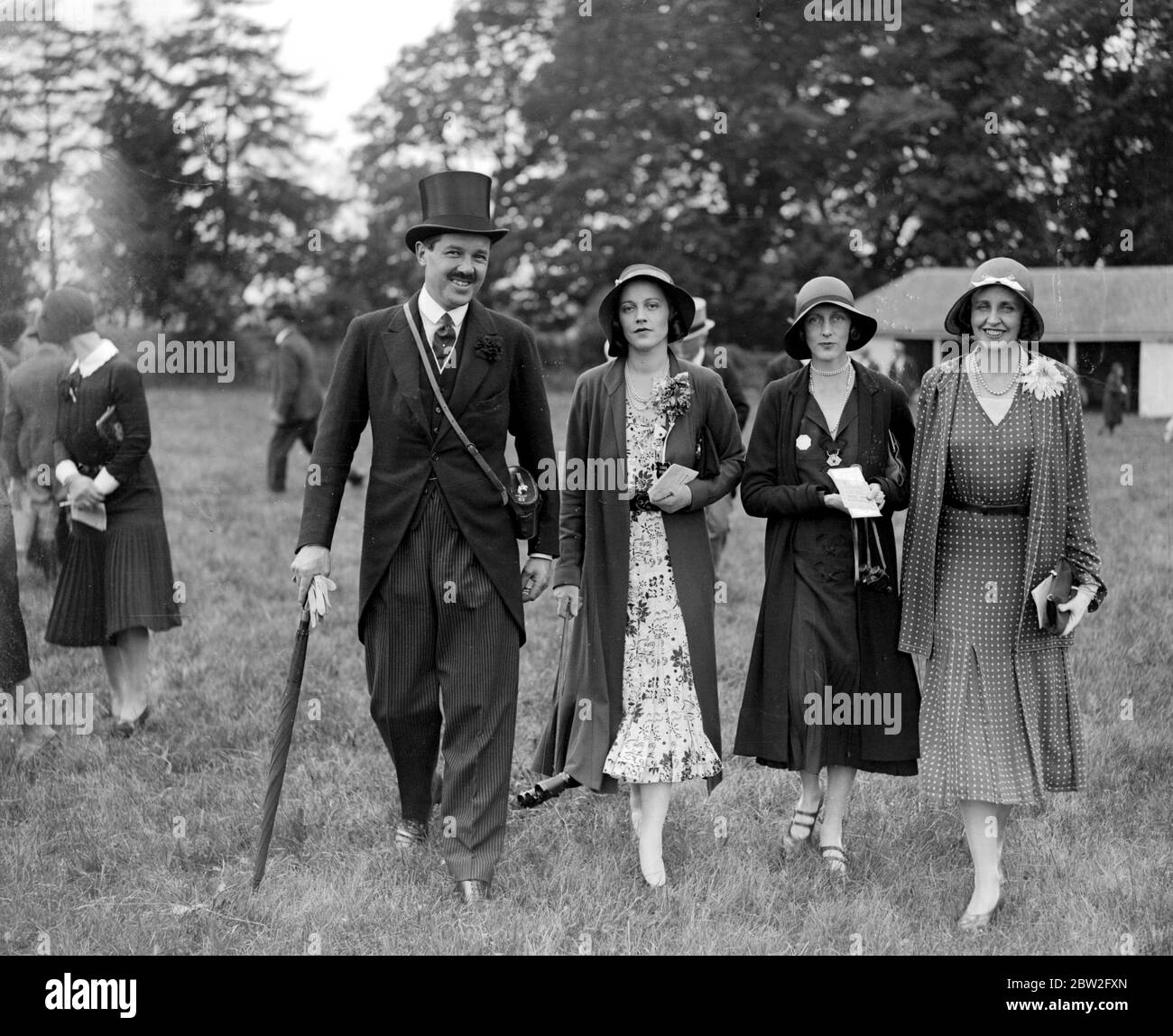 Derby Day bei Epson. Kapitän Euan Wallace, Lady Milbanke, Gräfin von Westmorland und Frau Euan Wallace. 1931 Stockfoto