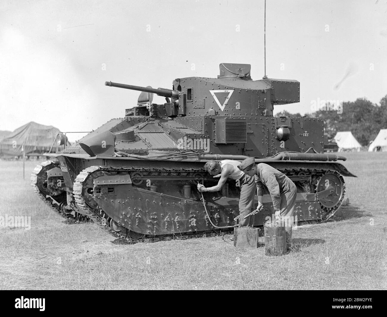 Ein Vickers Medium Mk II (rechts) der 1. Panzerbrigade auf der Salisbury-Ebene, der auf dem Feld betankt wird. Bis 20. August 1935 Stockfoto