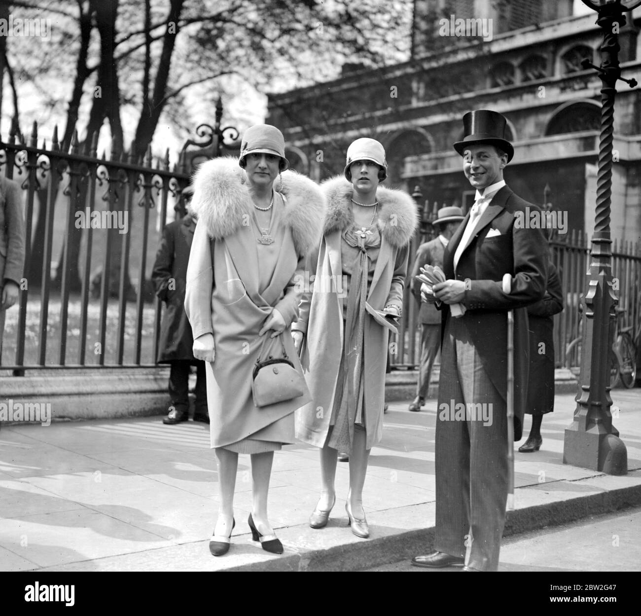 Hochzeit von Captain Cunningham Reid, M.P. und Miss Mary Ashley in St. Margaret's, Westminster, London. Frau Simon Brand, Frau Molly Brand und Herr Oscar Hedberg. 12 Mai 1927 Stockfoto