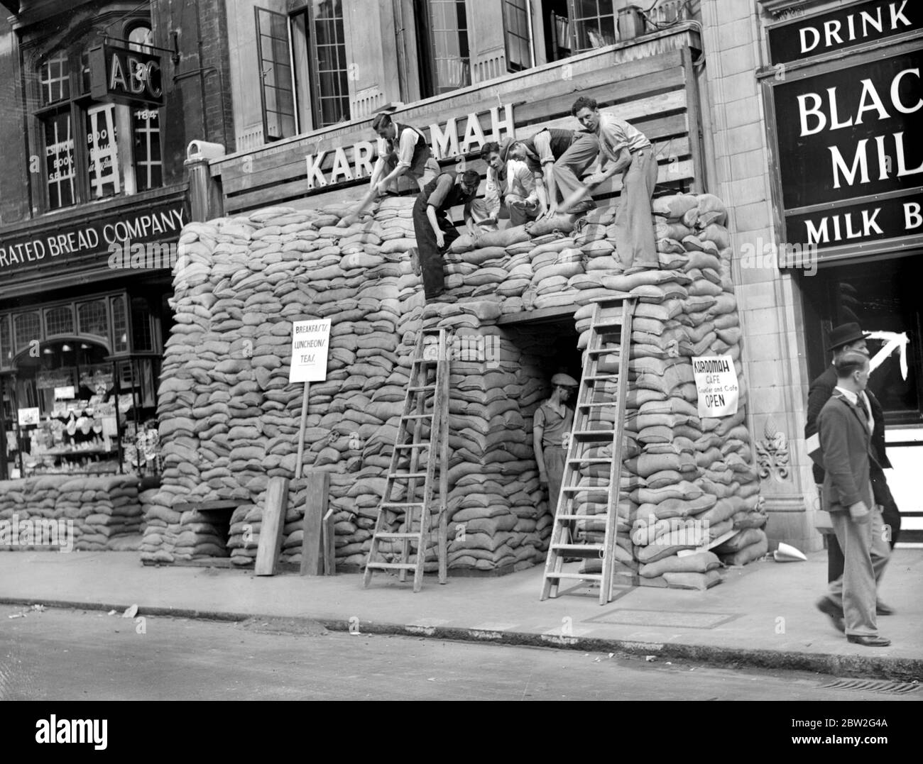 Kriegskrise, 1939 Luftangriff Vorsichtsmaßnahmen Arbeiter Sandsack Shop Fronten in Fleet Street, London im September 1939, dem Monat, dass der zweite Weltkrieg begann am 3... September 1939 Stockfoto