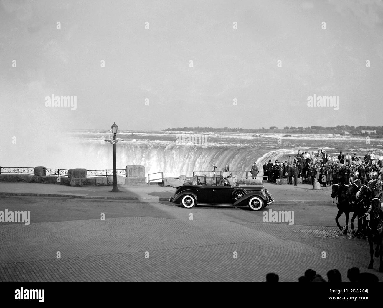 Die Königliche Tour durch Kanada und die USA von König George VI. Und Königin Elizabeth , 1939. Der König und die Königin besuchen die Niagara Fälle, Ontario, bevor sie in die Vereinigten Staaten fahren. Die königliche Party, die an den Horseshoe Falls vorbei fährt. Stockfoto