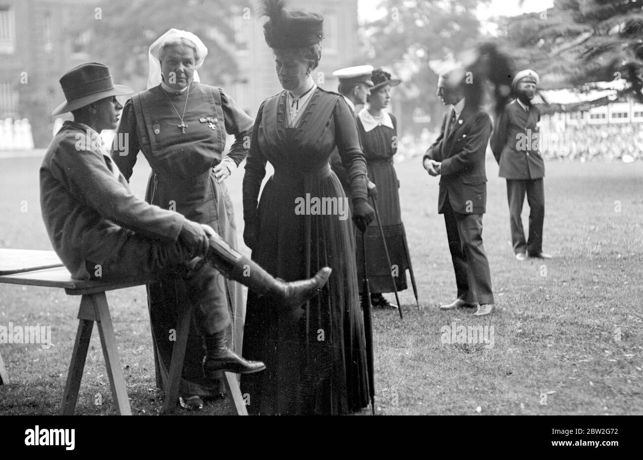 Königlicher Besuch im Roehampton Hospital, wo Soldaten verloren gegangene Gliedmaßen durch mechanische Ersatzstoffe ersetzt werden. Die Königin interessiert sich für australische Soldaten künstliche Beine. 30 Juli 1918 Stockfoto