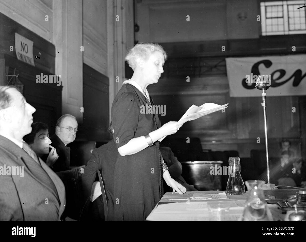 Rede im Friends House Euston Road über Essen und Freiheit für Spanien. Mme Tabouis, die berühmte politische und dipomatische Korrespondentin von L'Oeuvre. 12. November 1938 Stockfoto
