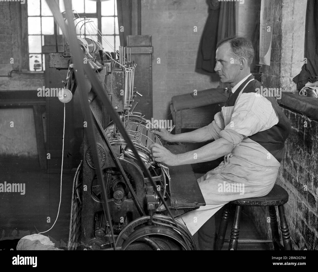 Spitzenherstellung bei den herren William Bridgett und Sons Ltd, Lenton, Nottingham. Die Schnittmuster werden mit dem Schnürsystem in die Mühlen eingesetzt. 1923 Stockfoto