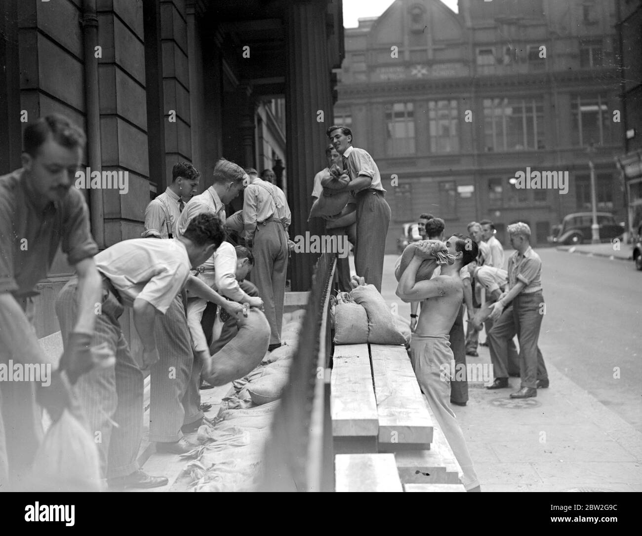 Kriegskrise, 1939. Air RAID Vorsichtsmaßnahmen Sandbagging Studenten im Charing Cross Krankenhaus. Bis 31. August 1939 Stockfoto