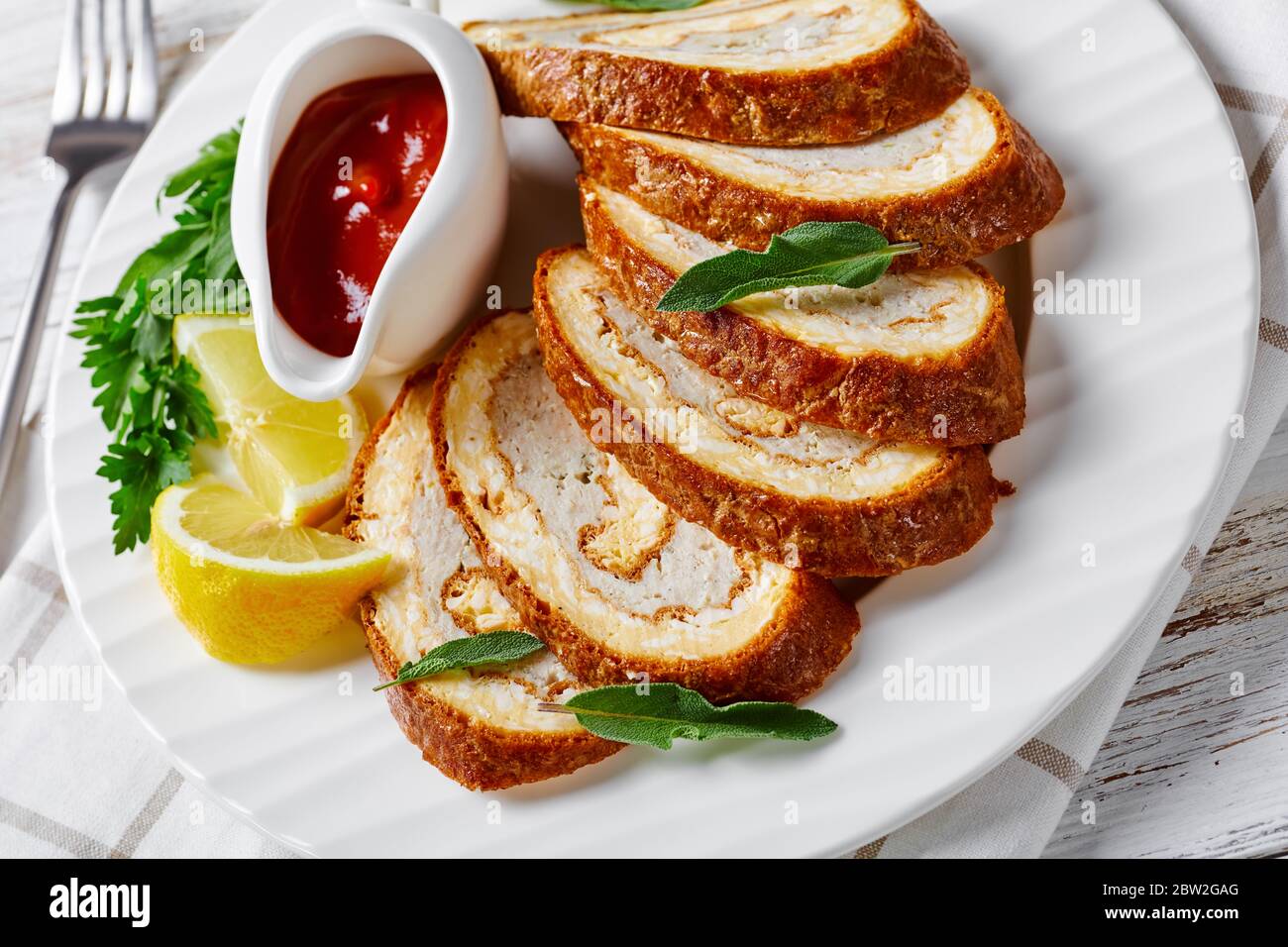Nahaufnahme von Omelette-Käsebrot mit Hackfleisch Stockfoto